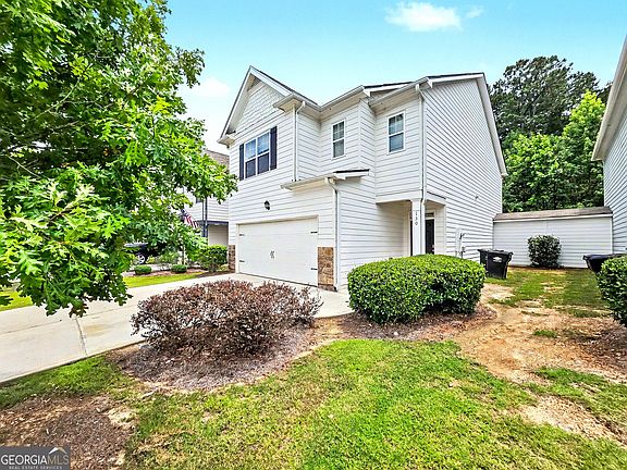 3rd image of 130 Woodhouse Cir
