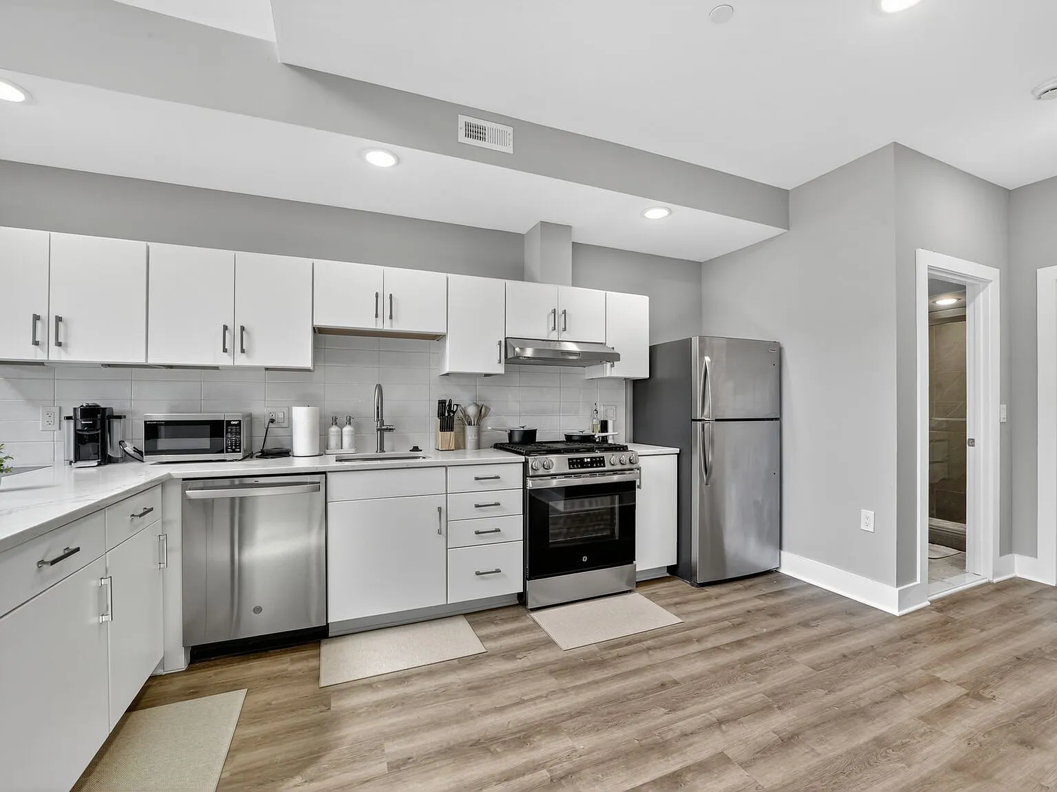 1 bed, 1104 sqft, $4,800 — Photo 3