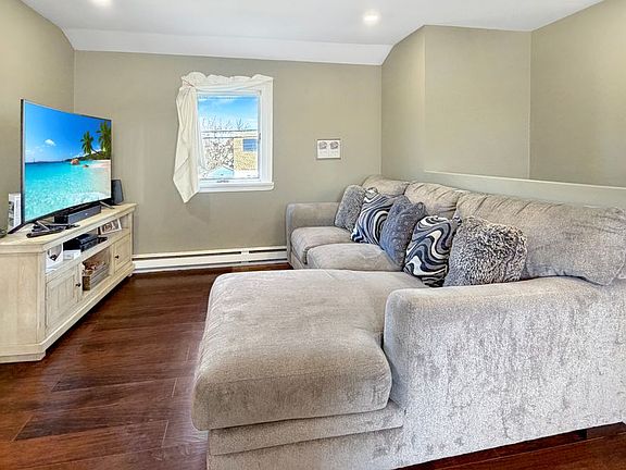 3rd image of 154 Charlton Ave Floor 2