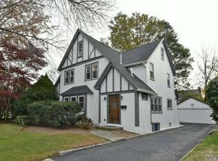 36 Maple Dr, Great Neck, NY 11021