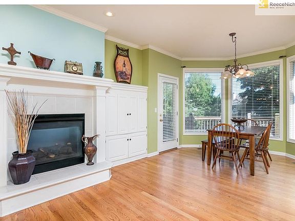 Breakfast area with 2-sided fireplace