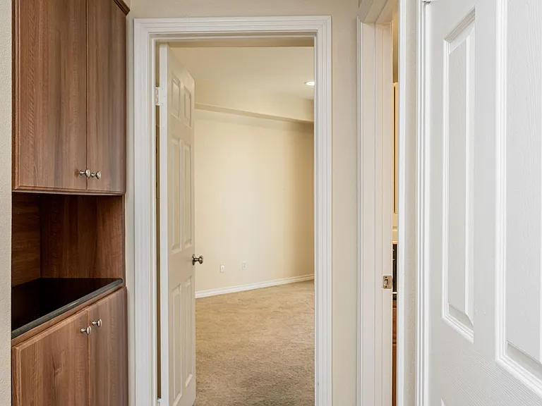 2233 Martin #307 — Photo 31