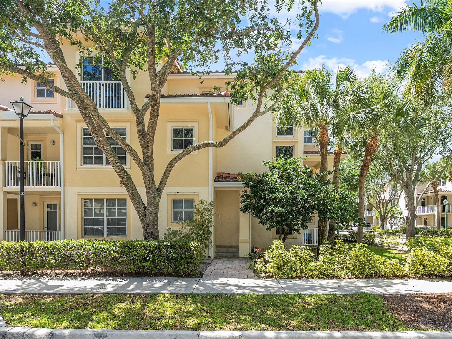 3 bed, 3.0 bath, 1425 sqft, $3,500 — Photo 1