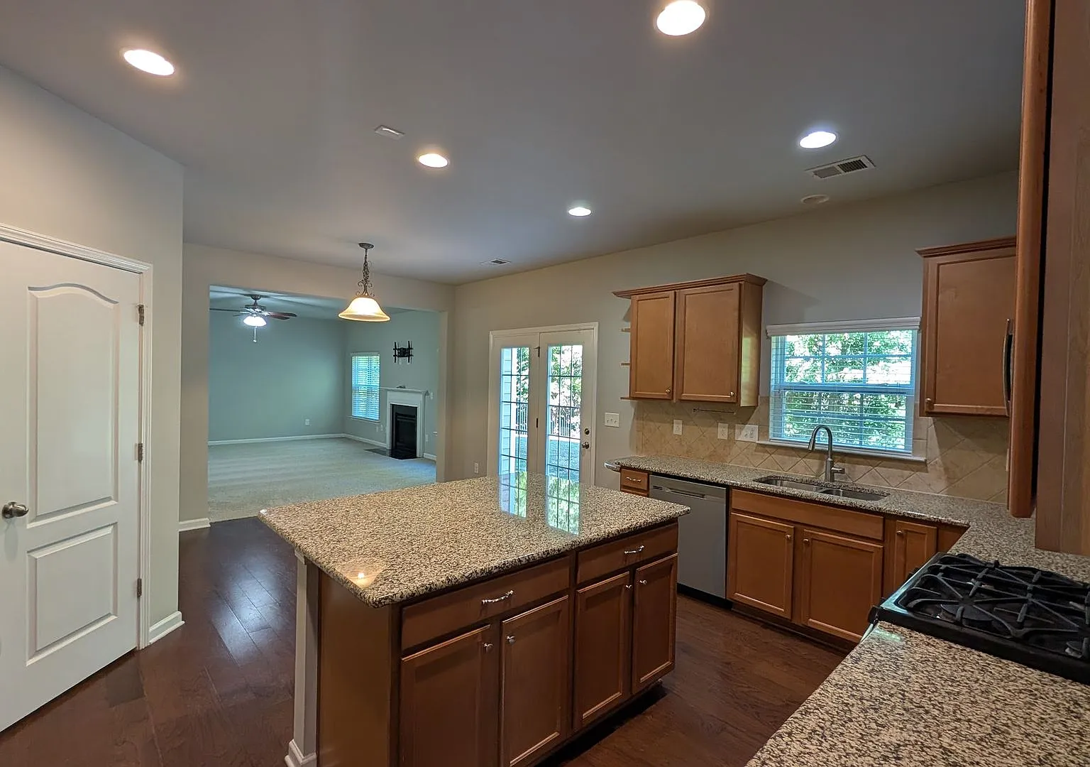 Stunning 7 Bedroom House with a Loft and Updated Kitchen in Harrisburg — Photo 3