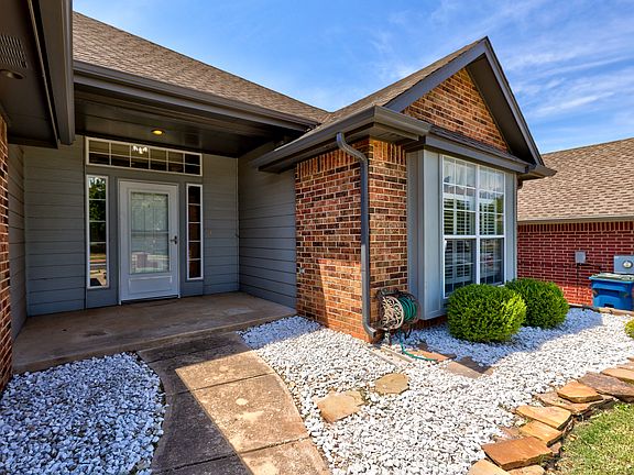4th image of 2104 Del Simmons Dr
