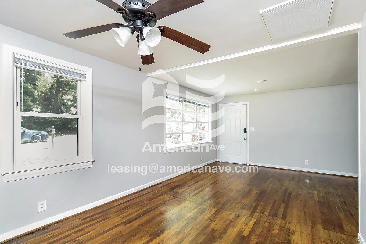 1744_002_living_room_12802018.jpg - 412 Steadham Rd