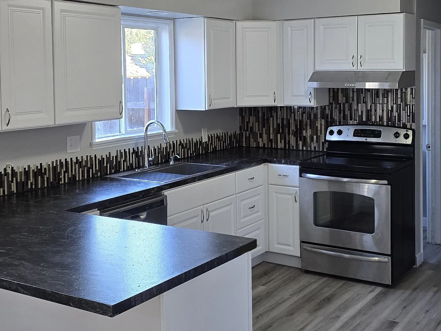 3 bed, 1.5 bath, 1422 sqft, $2,200 — Photo 2