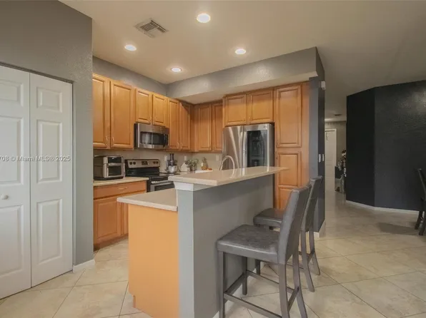 21119 NW 14th Pl APT 437, Miami, FL 33169