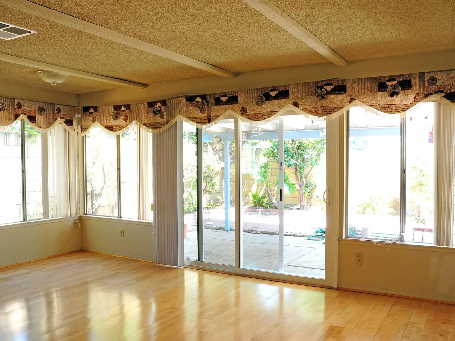 4 bed, 1574 sqft, $4,375 — Photo 2