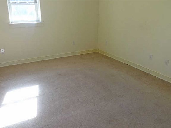 5th image of 102 Loch Lane Dr