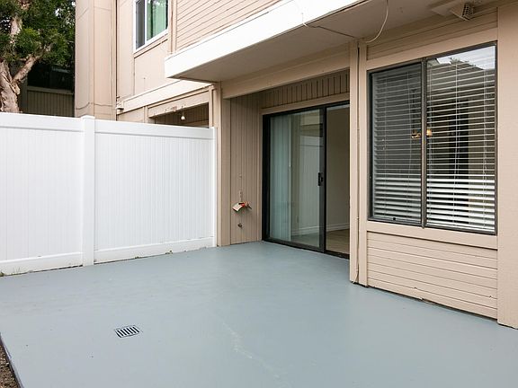 2nd image of 1275 Seacliff Ct Unit 6