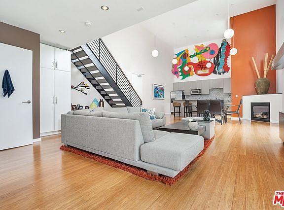 5th image of 7062 Hawthorn Ave APT 305