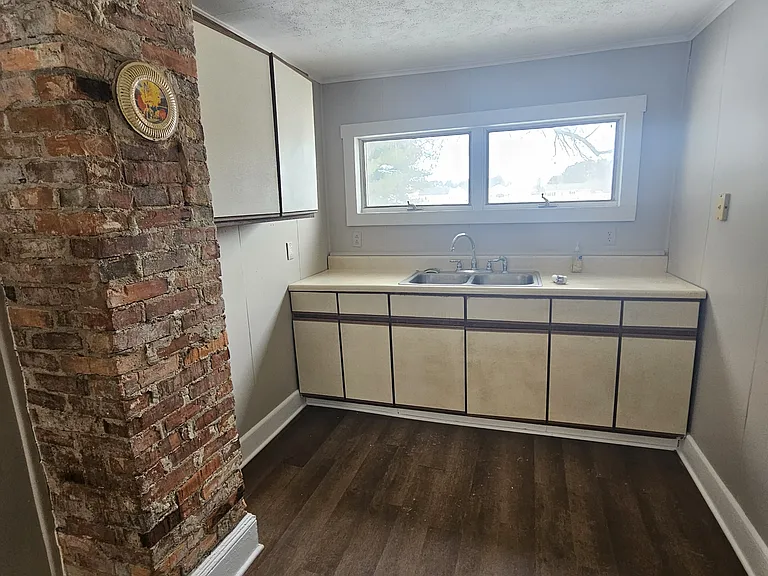 152 E Bell St — Photo 2