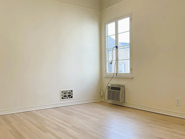 2047 N Beachwood Dr — Photo 14