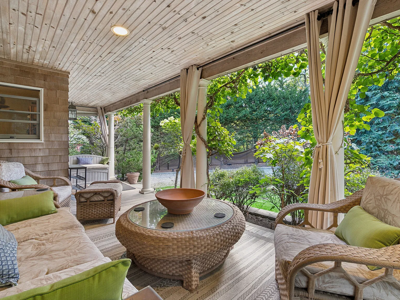 Stylish Hamptons Retreat Moments from East Hampton Village — Photo 3