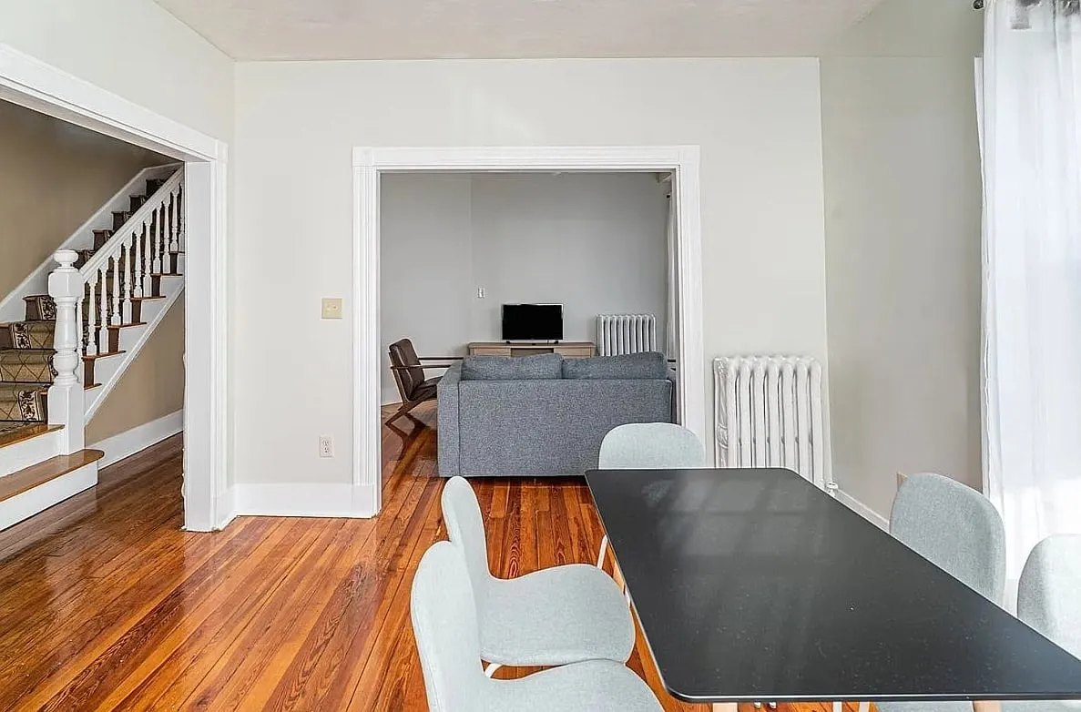 6 bed, 2400 sqft, $5,400 — Photo 2