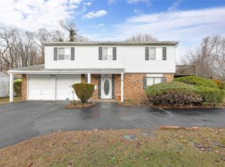 15 Shubert Ln, Bethpage, NY 11714
