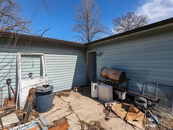 5th image of 919 Roberta Dr