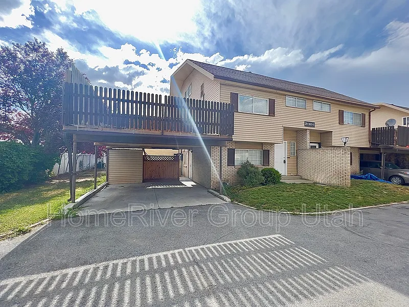 3 bed, 2.0 bath, 1300 sqft, $2,160 — Photo 4
