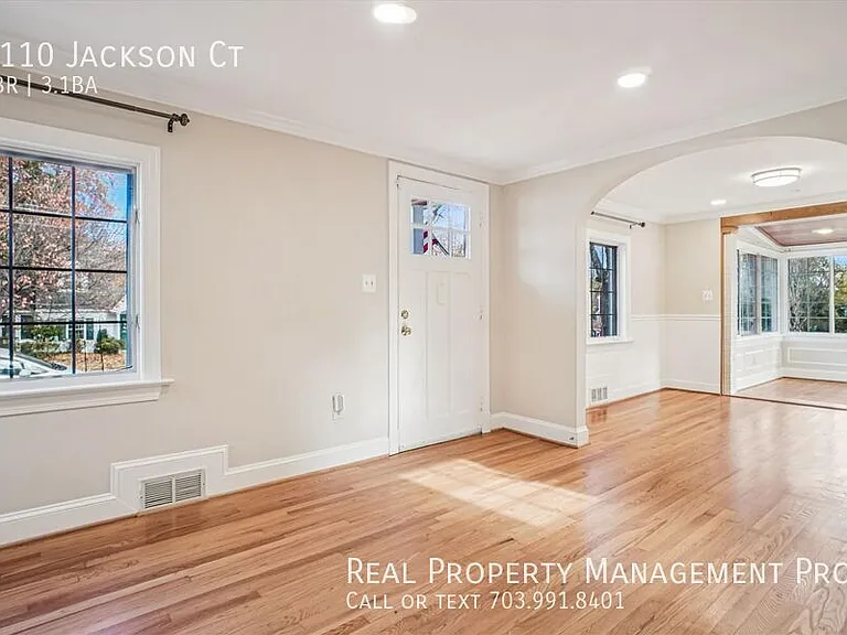 1110 Jackson Ct — Photo 2