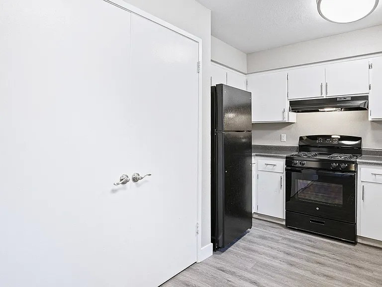 Oak Park Townhomes — Photo 20