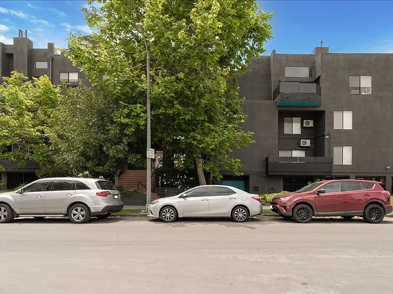 2433 Barry Ave #107 — Photo 18