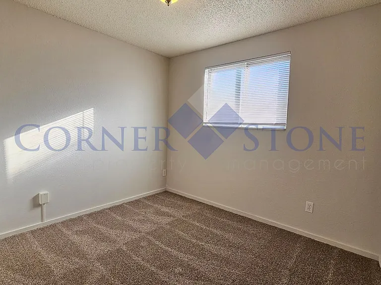 920 Maple St — Photo 9