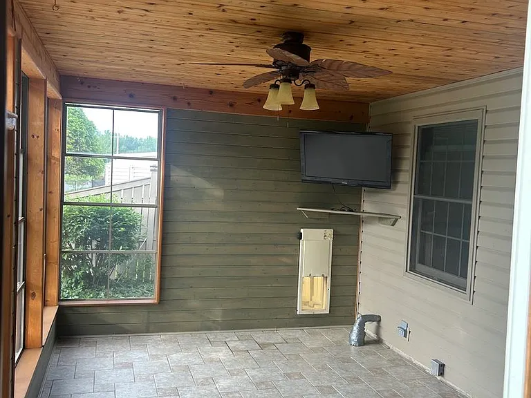527 Springwood Ln — Photo 12