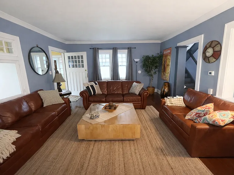 4253 Rookwood Ave — Photo 2