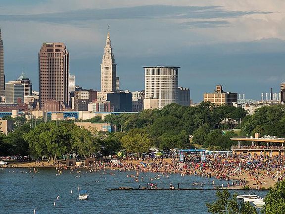 Short Walk to Edgewater Live in Summer