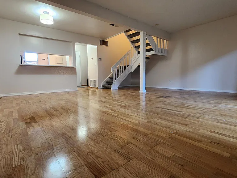 1540 Parkwood Pl — Photo 3