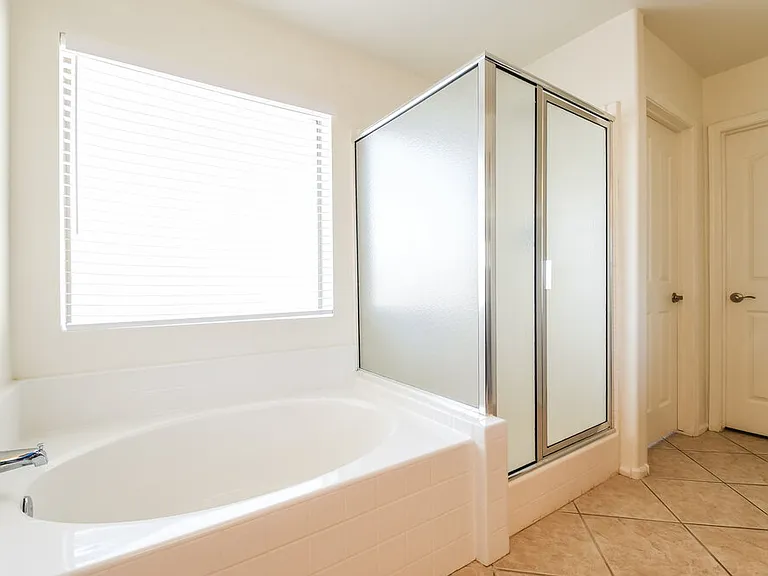 1427 E Vernoa St — Photo 11