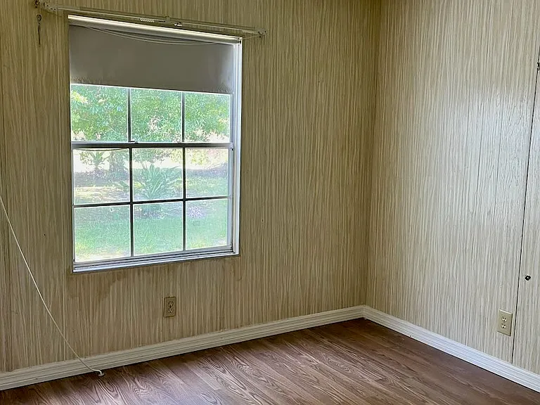 413 Pine Tree Ln — Photo 19