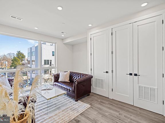 4th image of 824 18th St NE #302