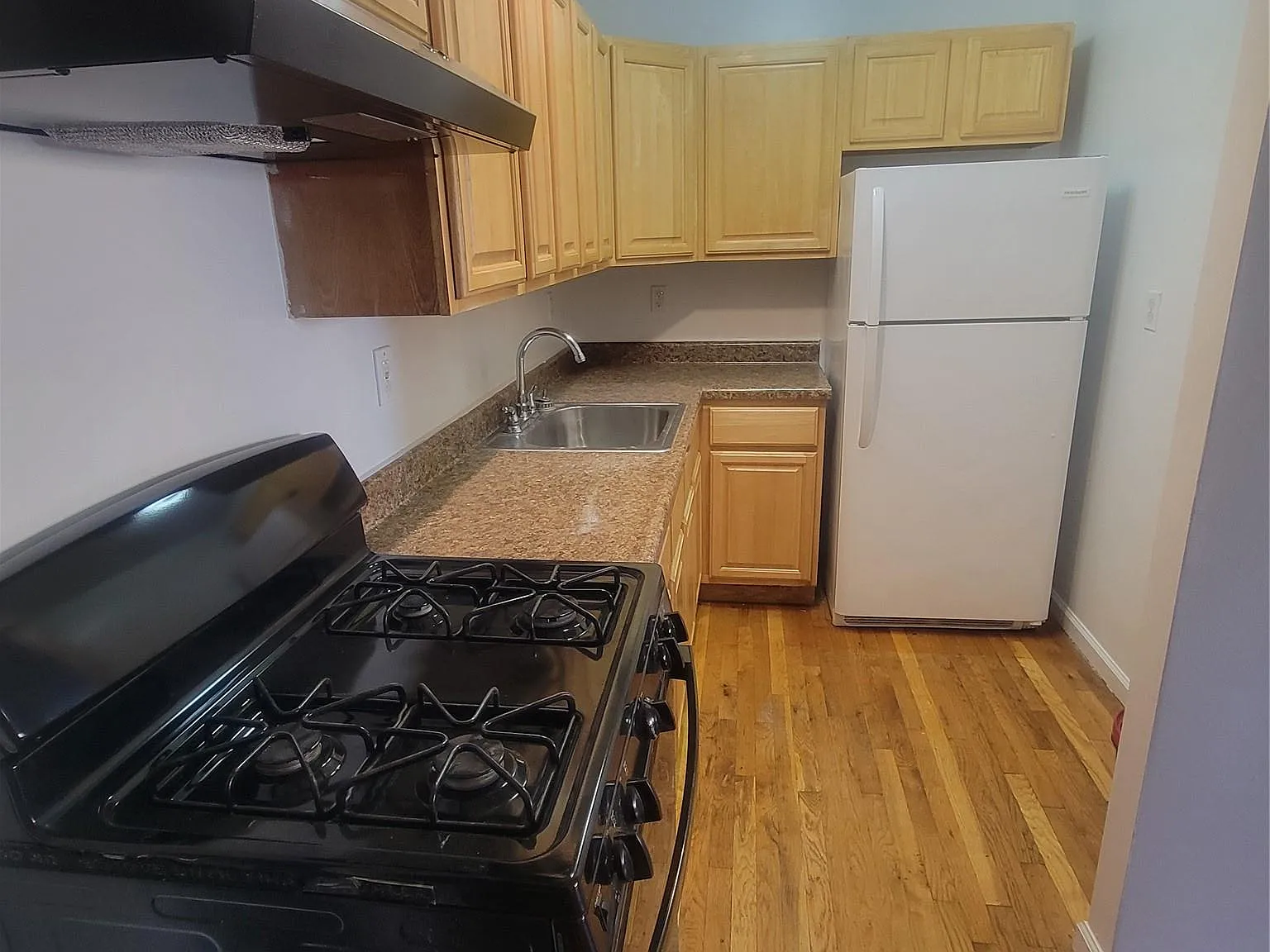 3 bed, 2.0 bath, 3132 sqft, $3,850 — Photo 3