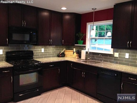 3rd image of 2 McDaniels St