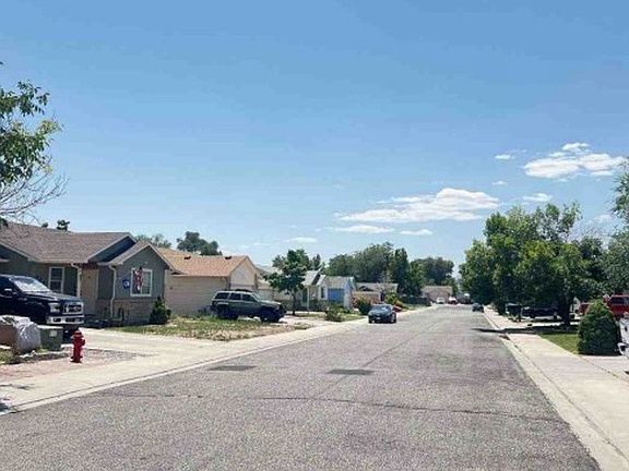 Exterior Neighborhood (street photo)