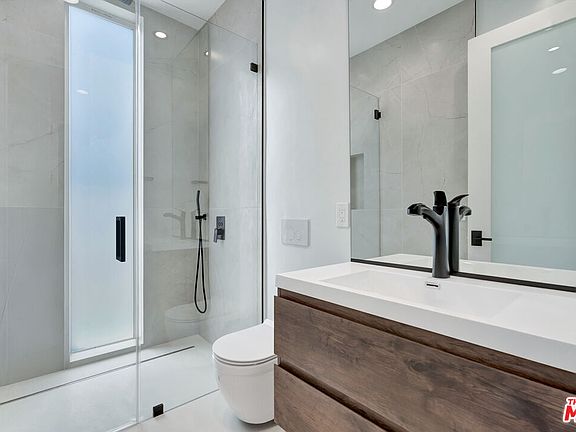 3rd image of 11611 Burbank Blvd #1161111615-1/2