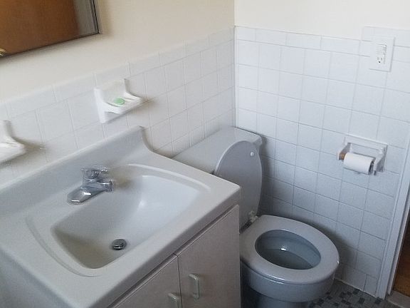 4th image of 100 Bergen Blvd APT B1-5