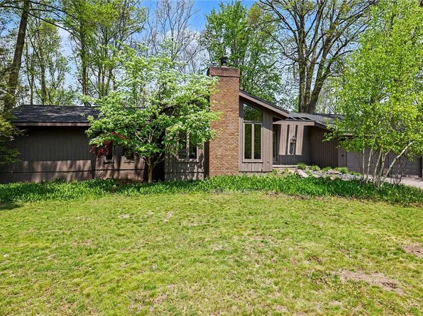 8 Lodge Pole Rd, Pittsford, NY 14534