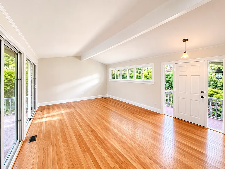 108 Meadowview Cir — Photo 2