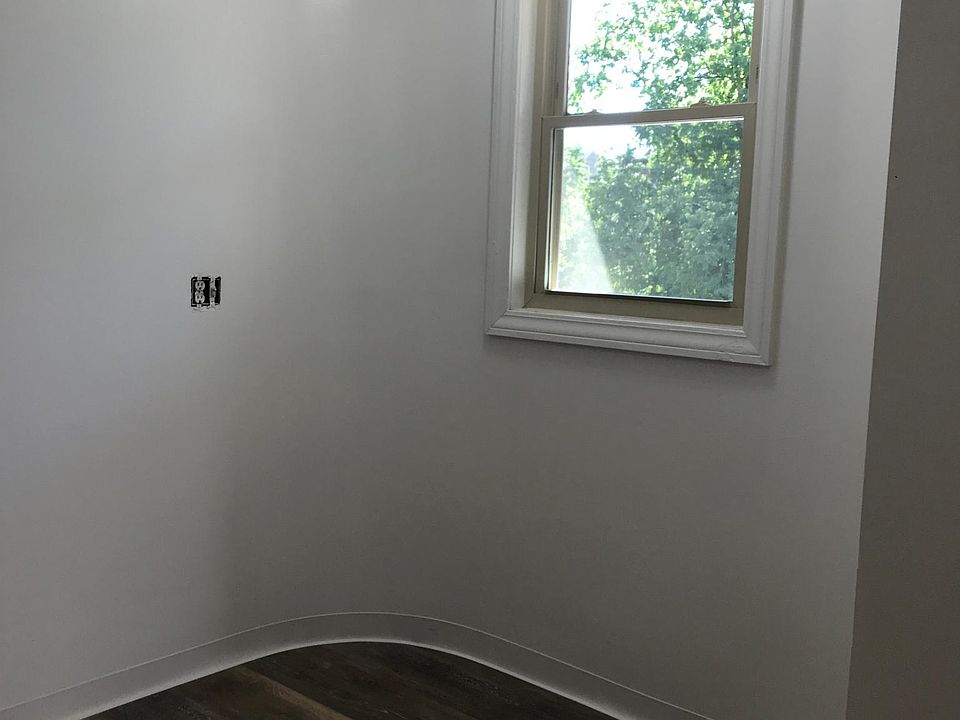 eat-in kitchen area