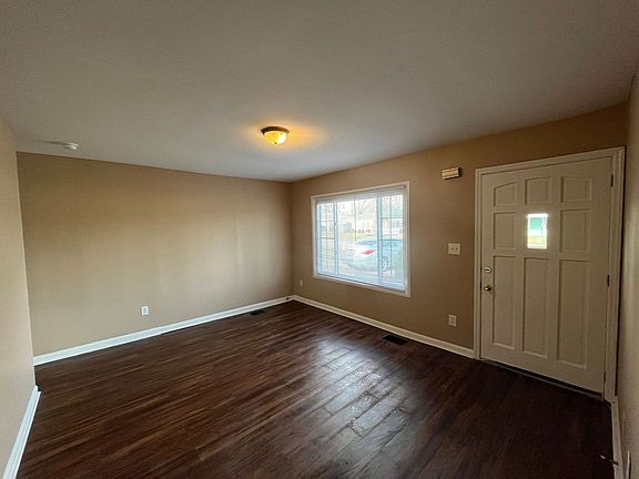 3rd image of 724 Martha Dr
