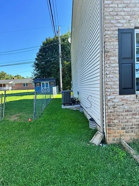 2 bed, 1.5 bath, 2584 sqft, $1,700 — Photo 2