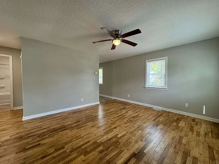 405 Laura Ct — Photo 11