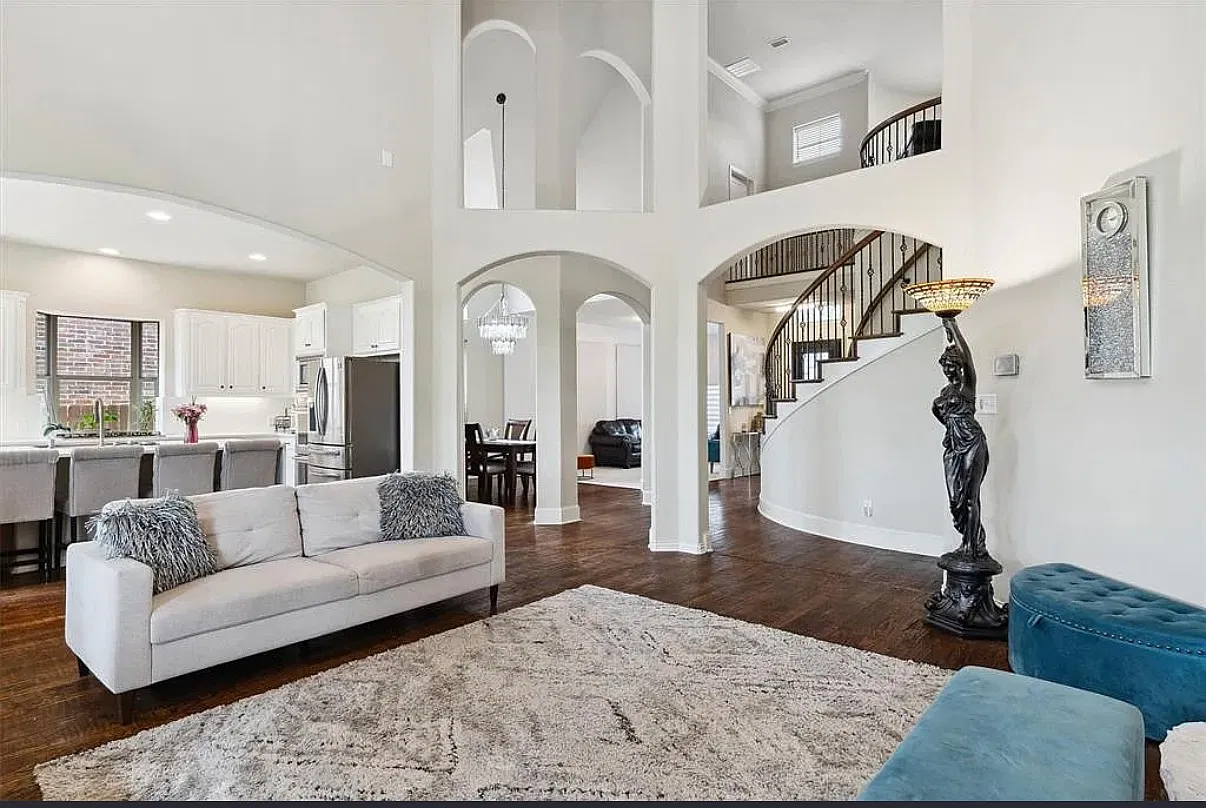 5 bed, 4119 sqft, $3,990 — Photo 3
