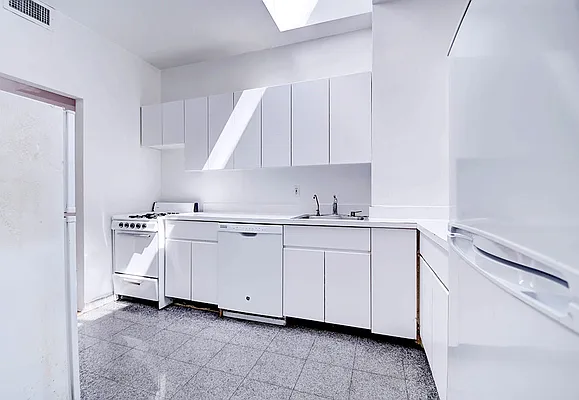 Rented by Urbane Brokerage | media 44