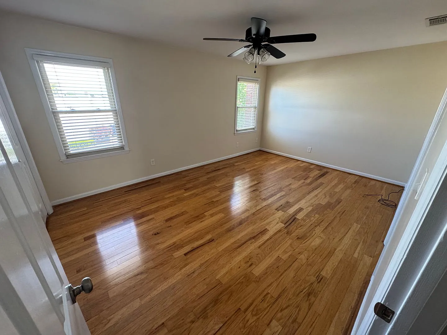Shows Property — Photo 2