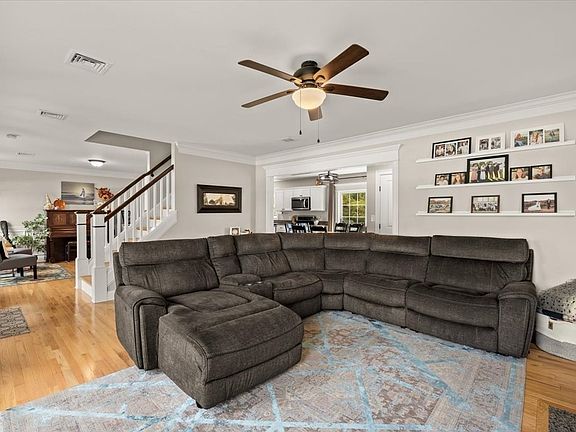 2nd image of 18 White Rock Ln
