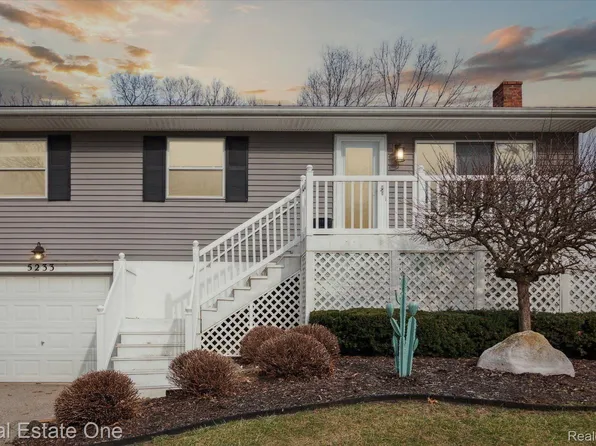 5233 Van Winkle St, Brighton, MI 48116